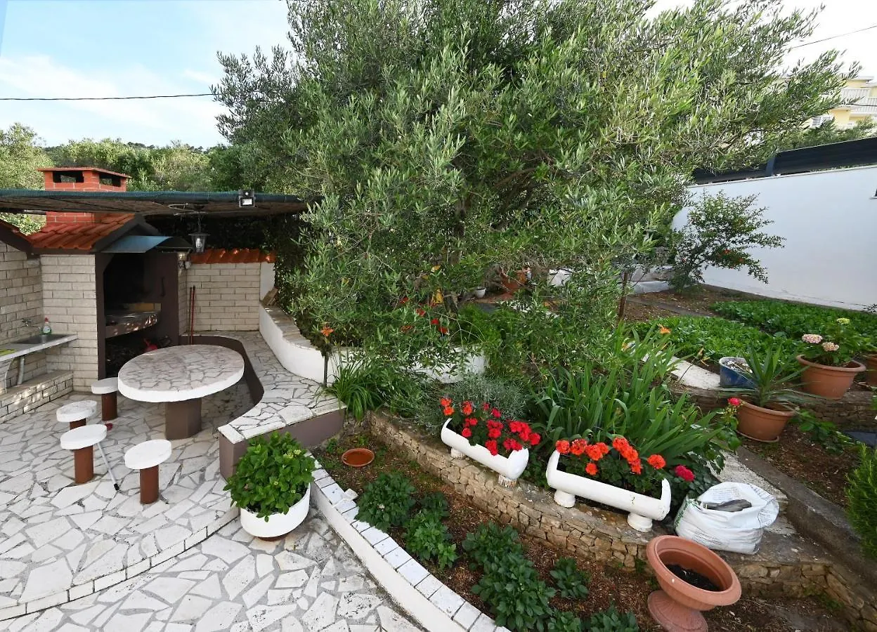 Apartments Mihovilovic - 50 M From Beach Slatine 0*,